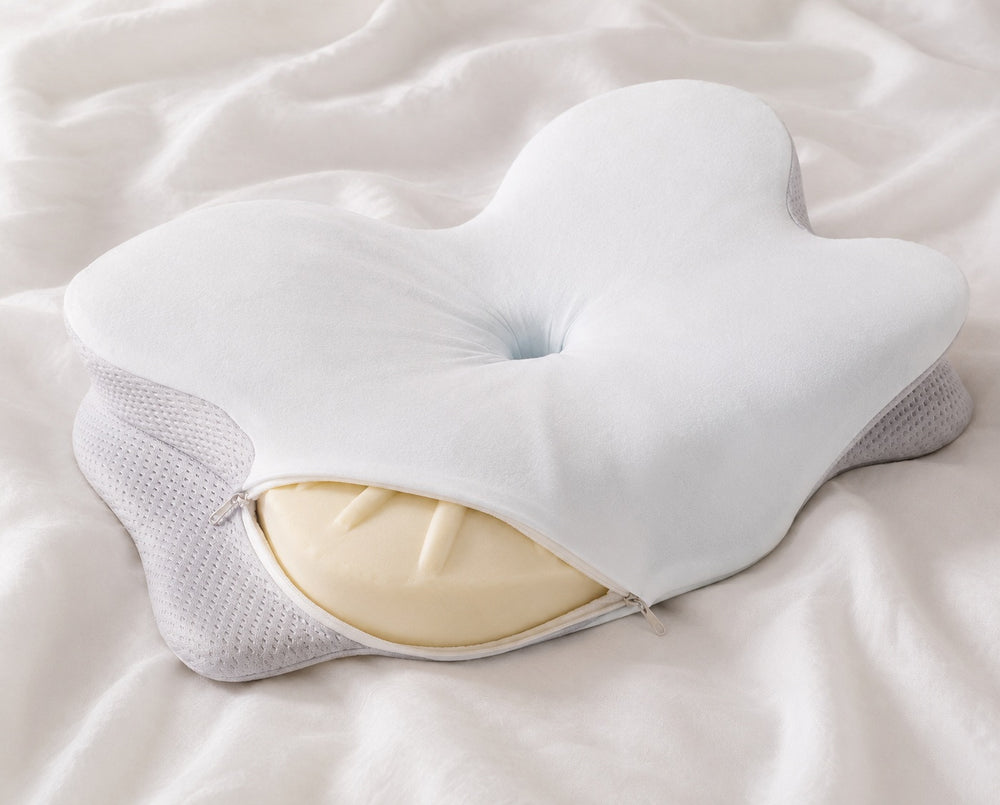 Oreiller ergonomique CerviCalme à mémoire de forme posé sur un lit